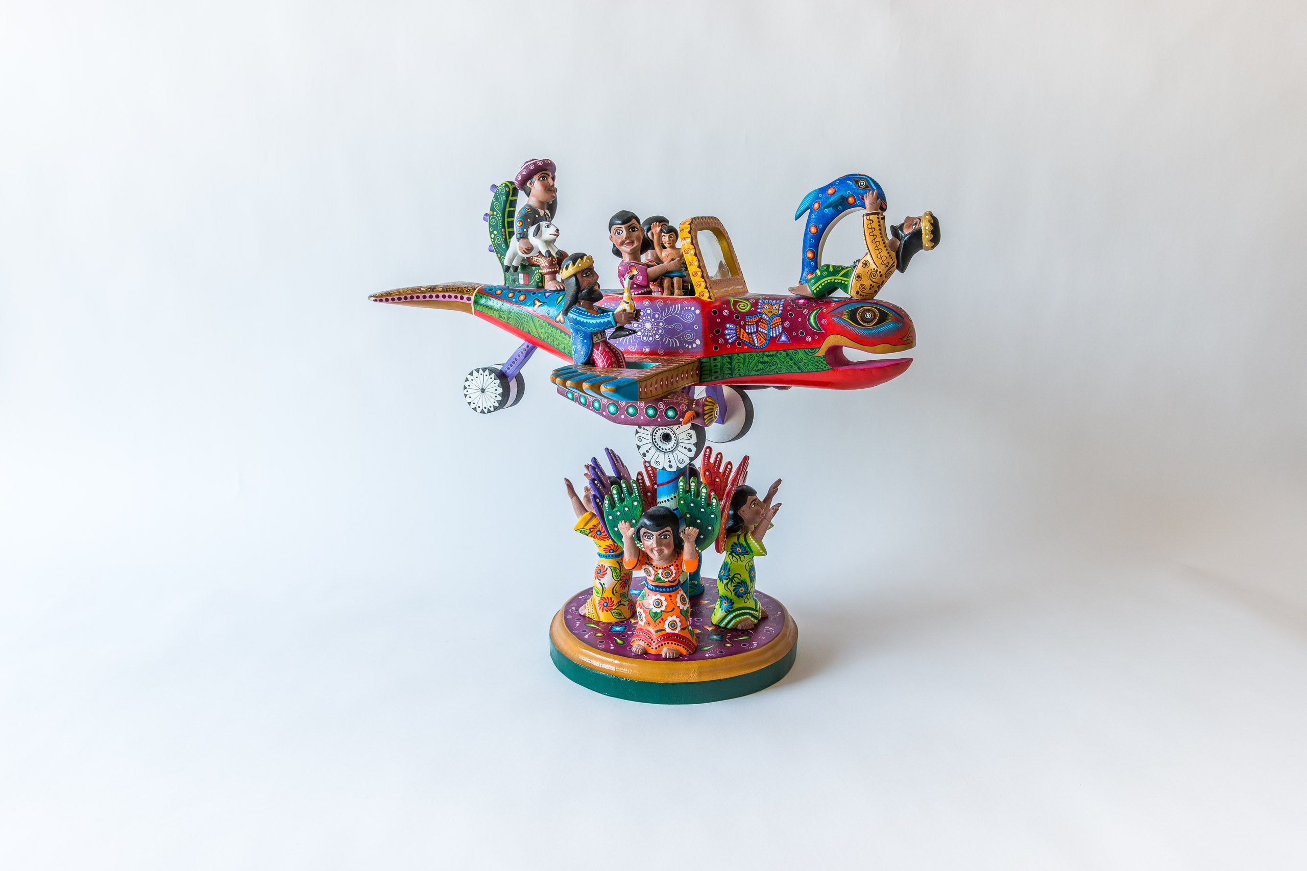 The Aeroplane Nativity was carved by master carver Agustin Cruz Tinoco (Oaxacan woodcarvings)and painted by his daughter Edilma Cruz Prudencio.